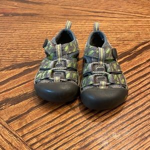 Little boys keen sandals size 4 (toddler)